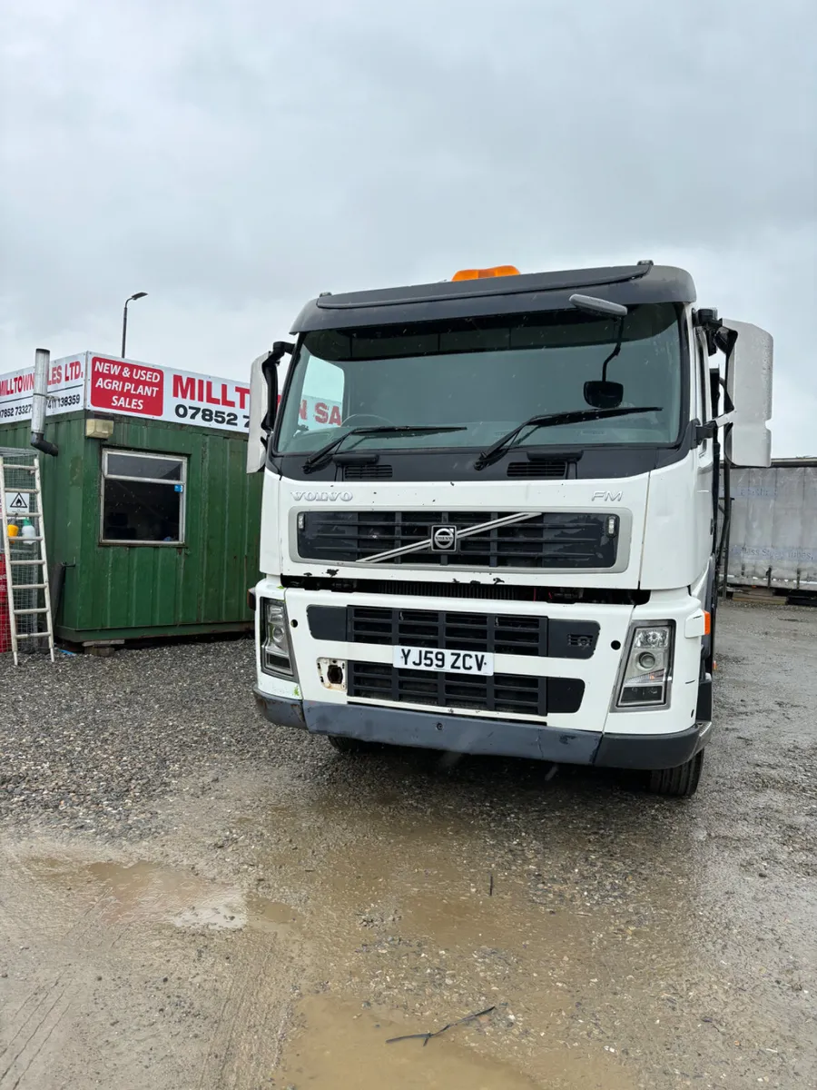 2010 Volvo FM 8*4 Tipper Lorry - Image 1