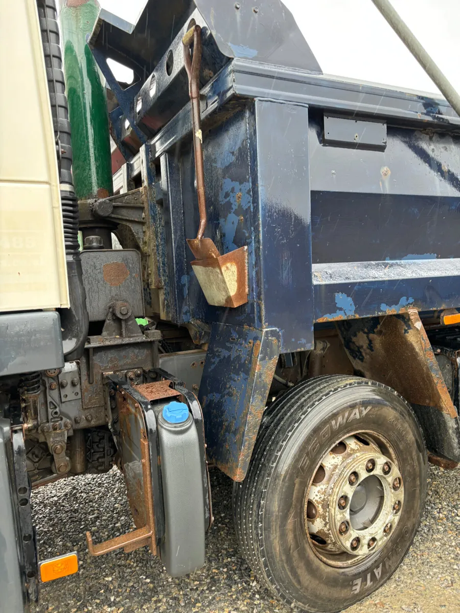 2010 Volvo FM 8*4 Tipper Lorry - Image 4