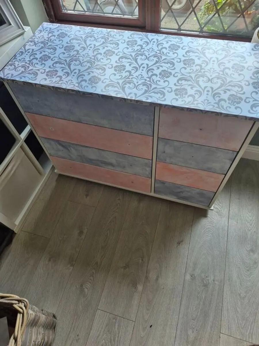 Childs chest of drawers. - Image 1