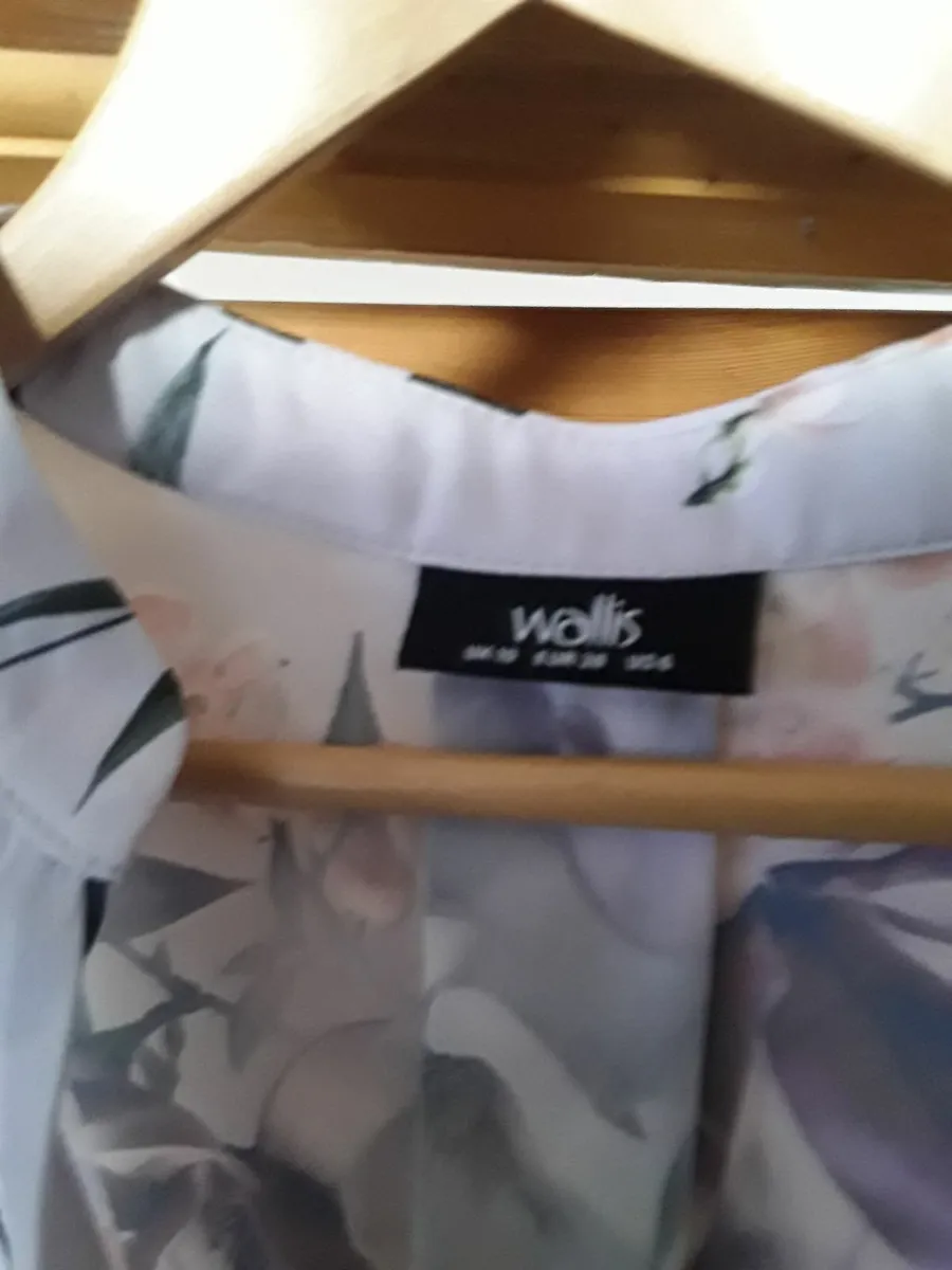 Beautiful Wallis blouse size 10 in new condition - Image 3
