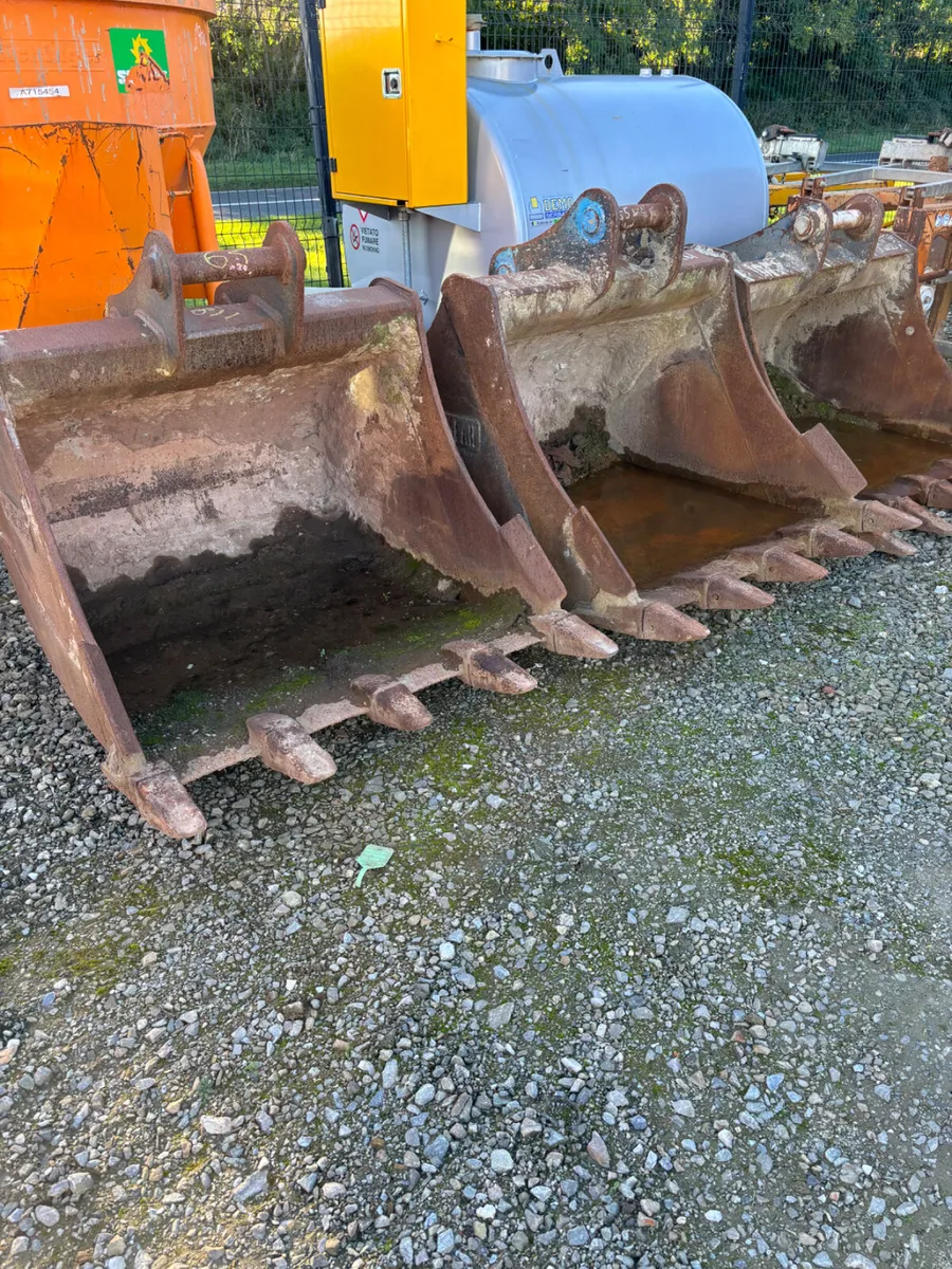 Used 13 & 20 Ton Excavator Buckets - Image 1