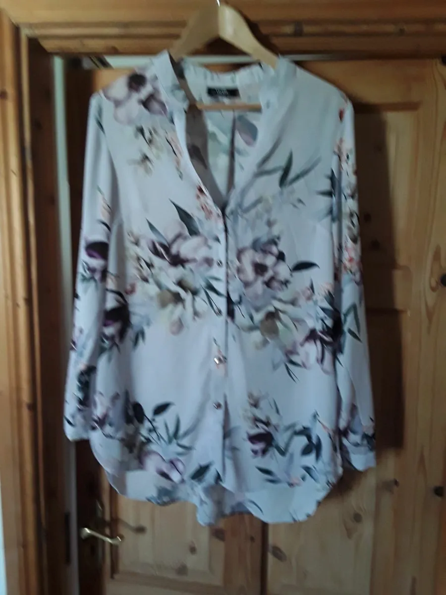 Beautiful Wallis blouse size 10 in new condition - Image 1