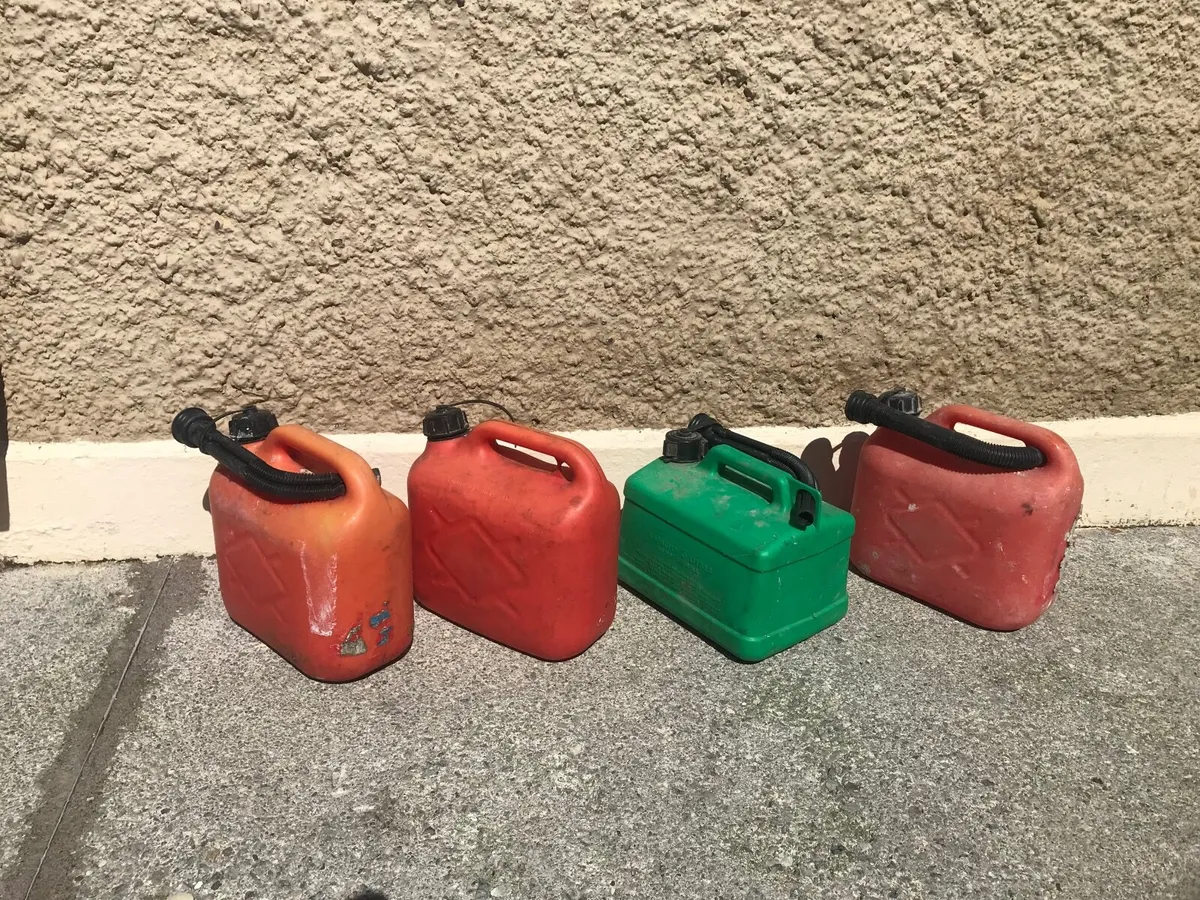 4 jerry cans