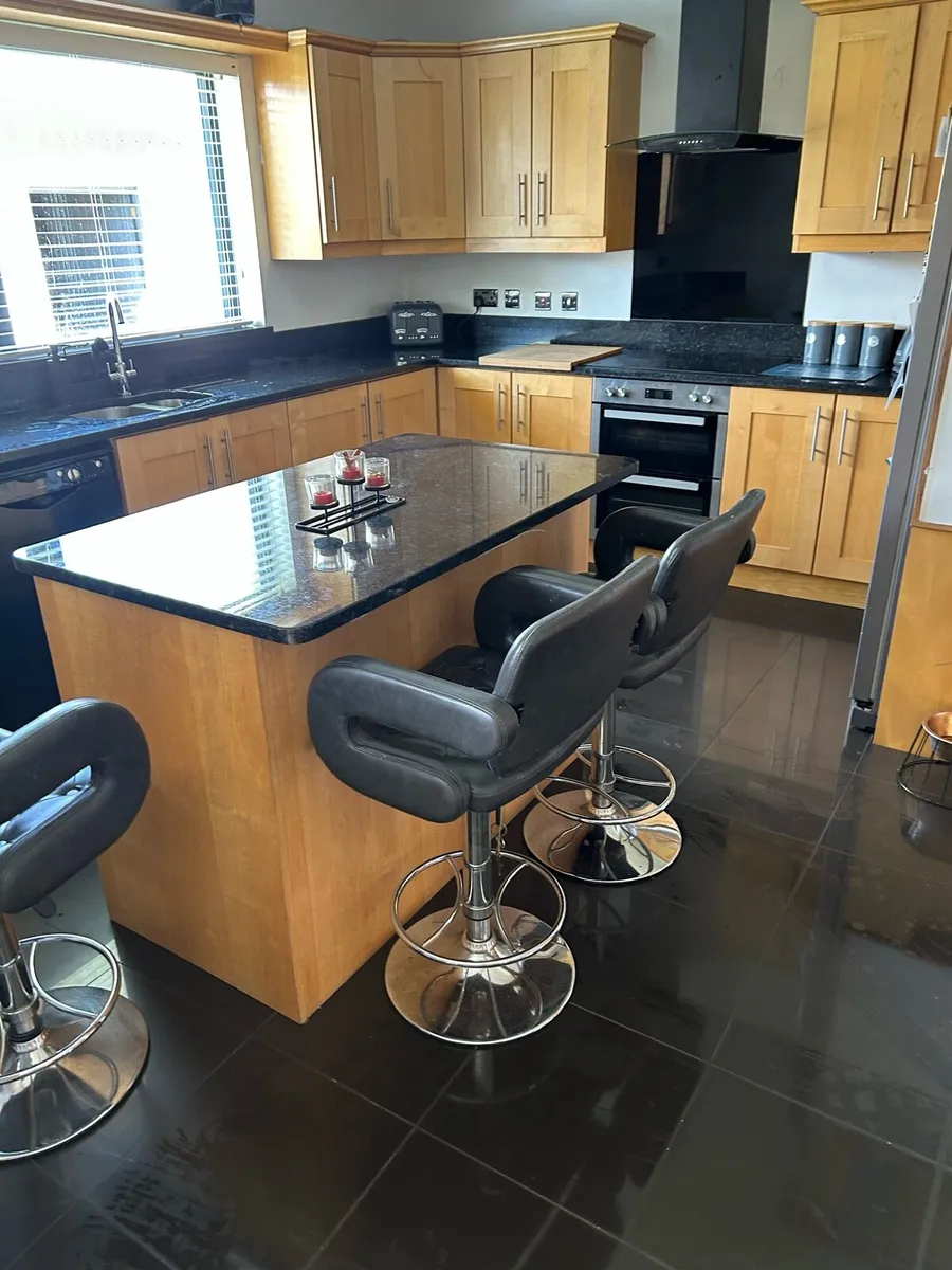 Maple fitted kitchen - Image 1