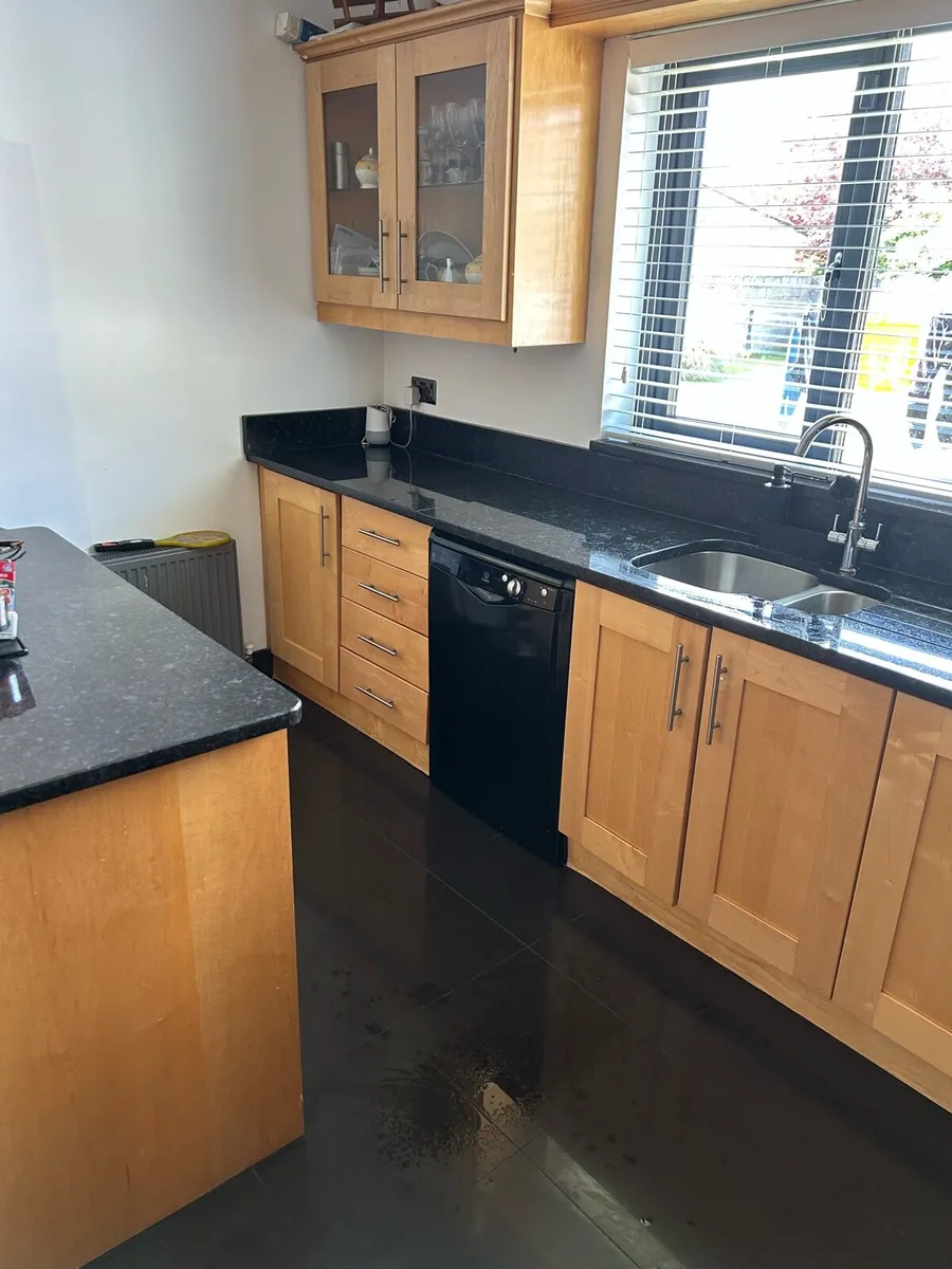 Maple fitted kitchen - Image 2