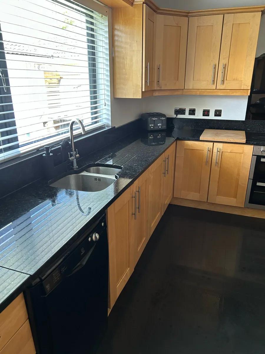 Maple fitted kitchen - Image 3