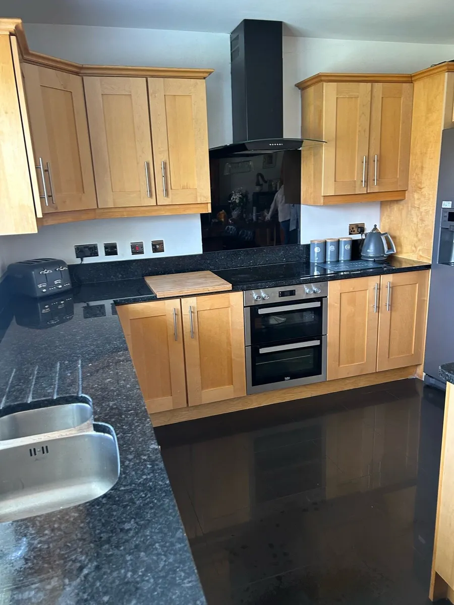 Maple fitted kitchen - Image 4