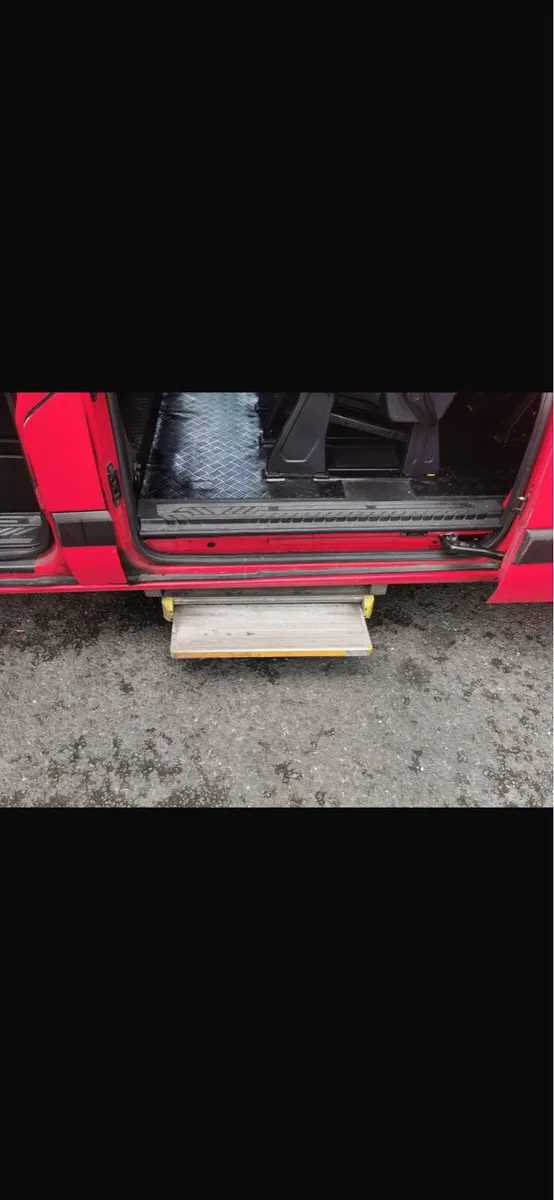 Ford Transit Custom 9 seater 2.0D Taxi - Image 2