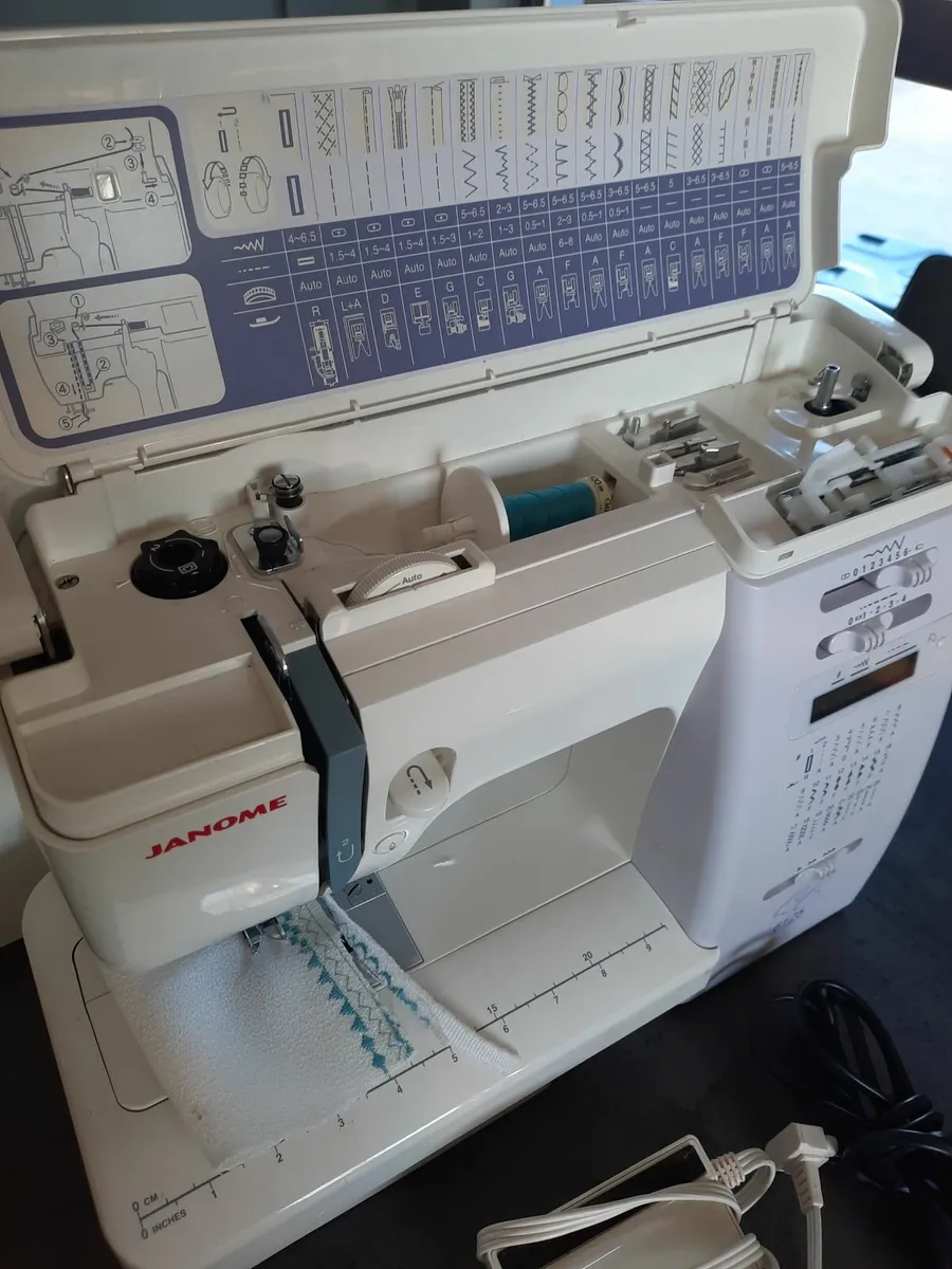 Janome 6125 QC sewing machine - Image 1