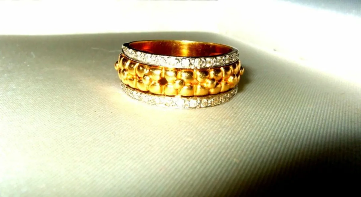 Vintage 18ct Gold/Diamond Hallmarked Wedding Band - Image 2