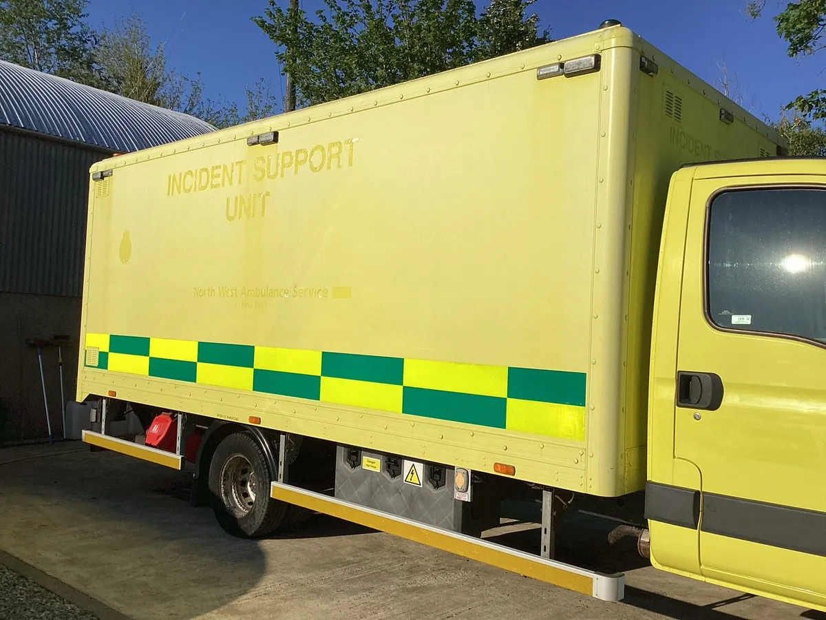 Lorry box body with tail lift - Image 1