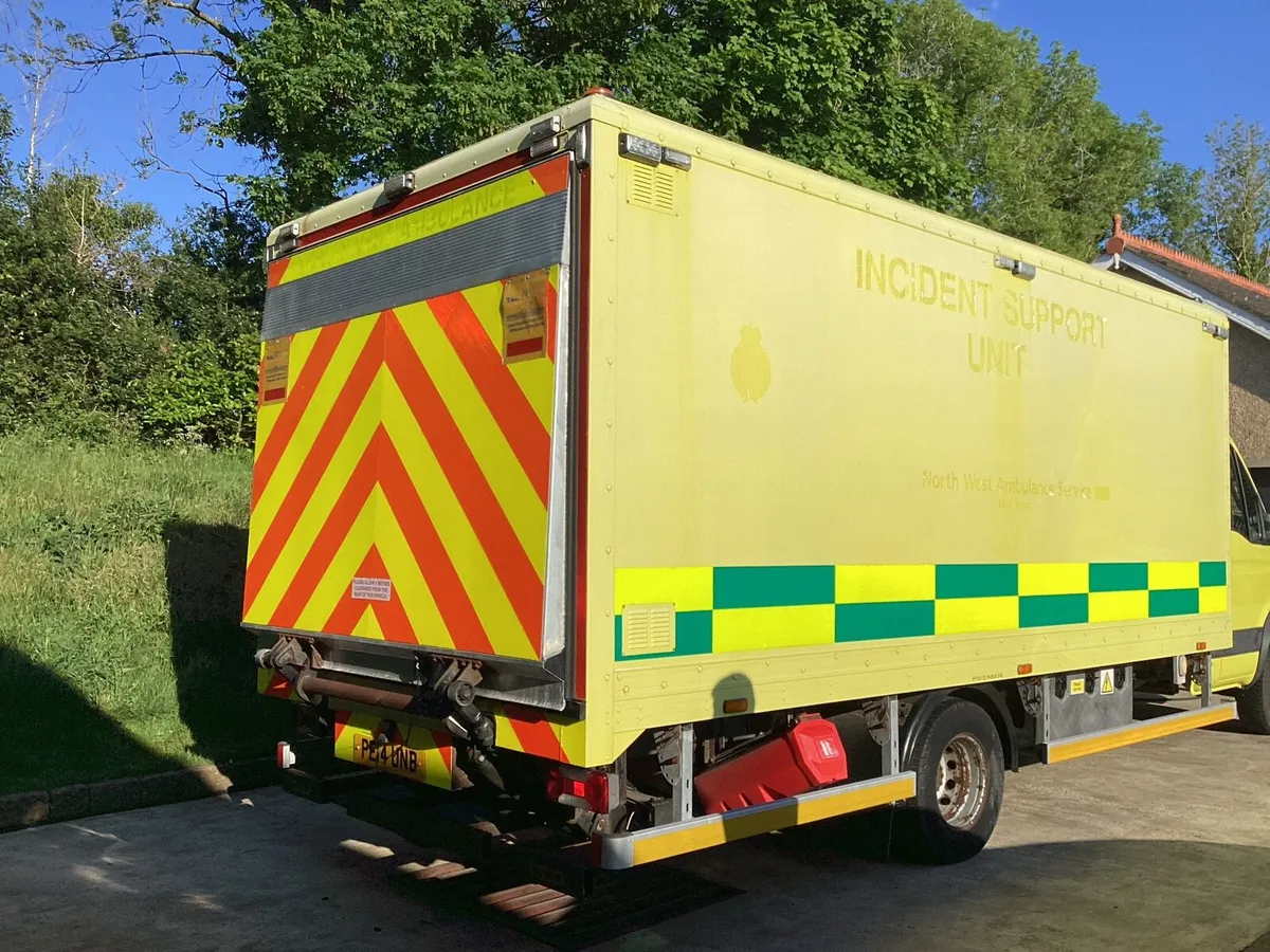Lorry box body with tail lift - Image 2