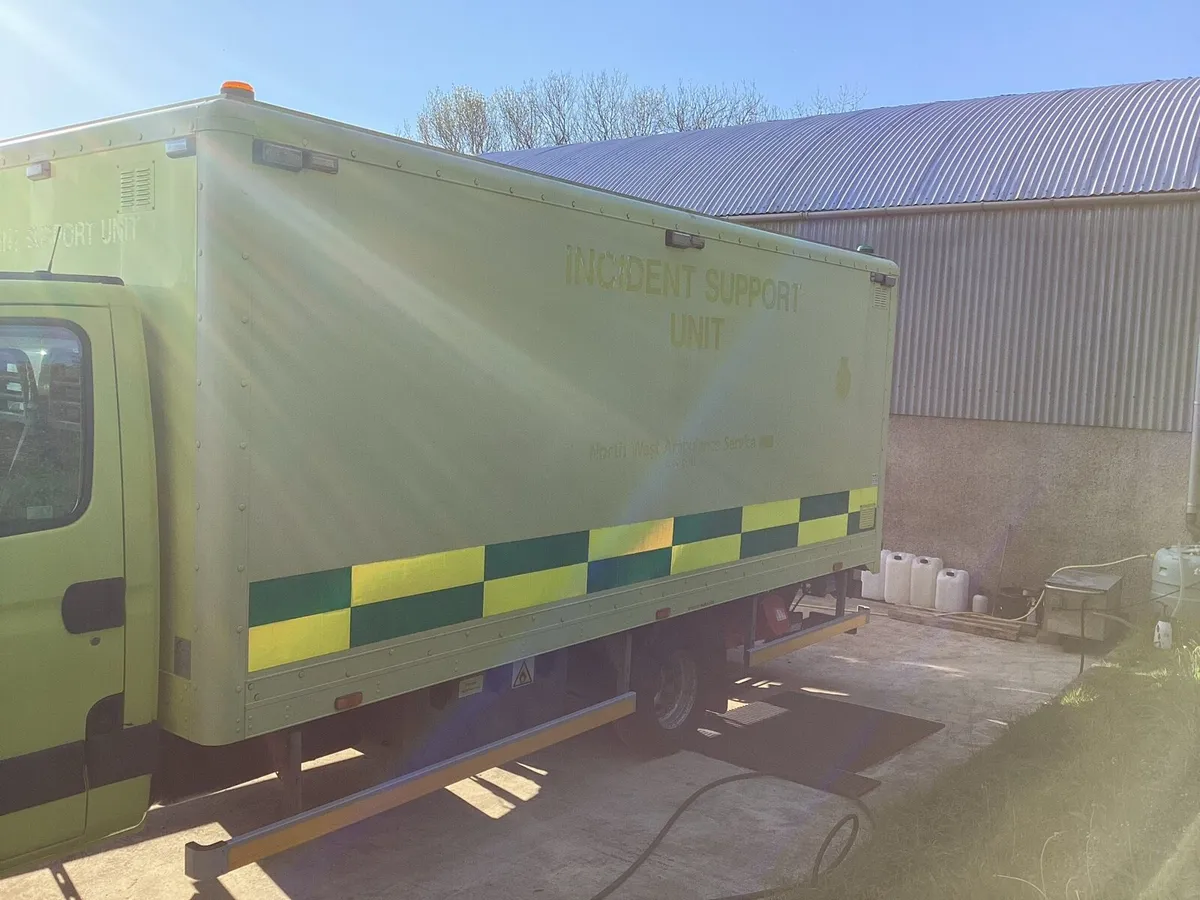 Lorry box body with tail lift - Image 3