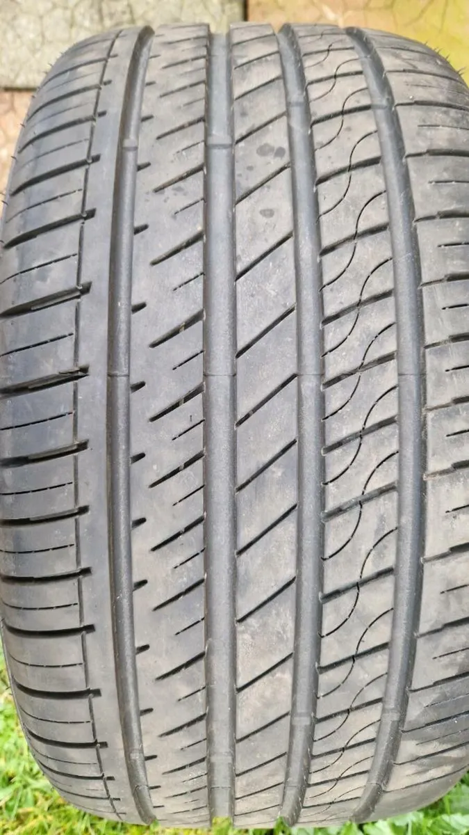 Run flat tyre - Image 1