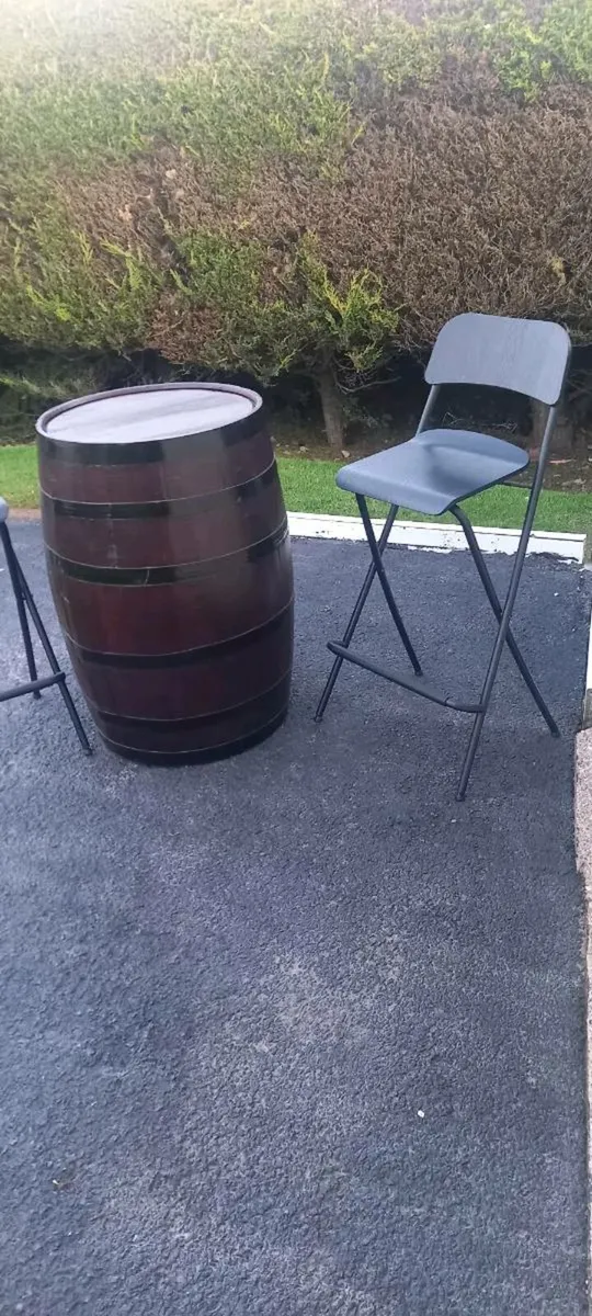 Barrel table & high stools - Image 3