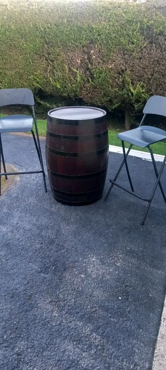 Barrel table & high stools - Image 1