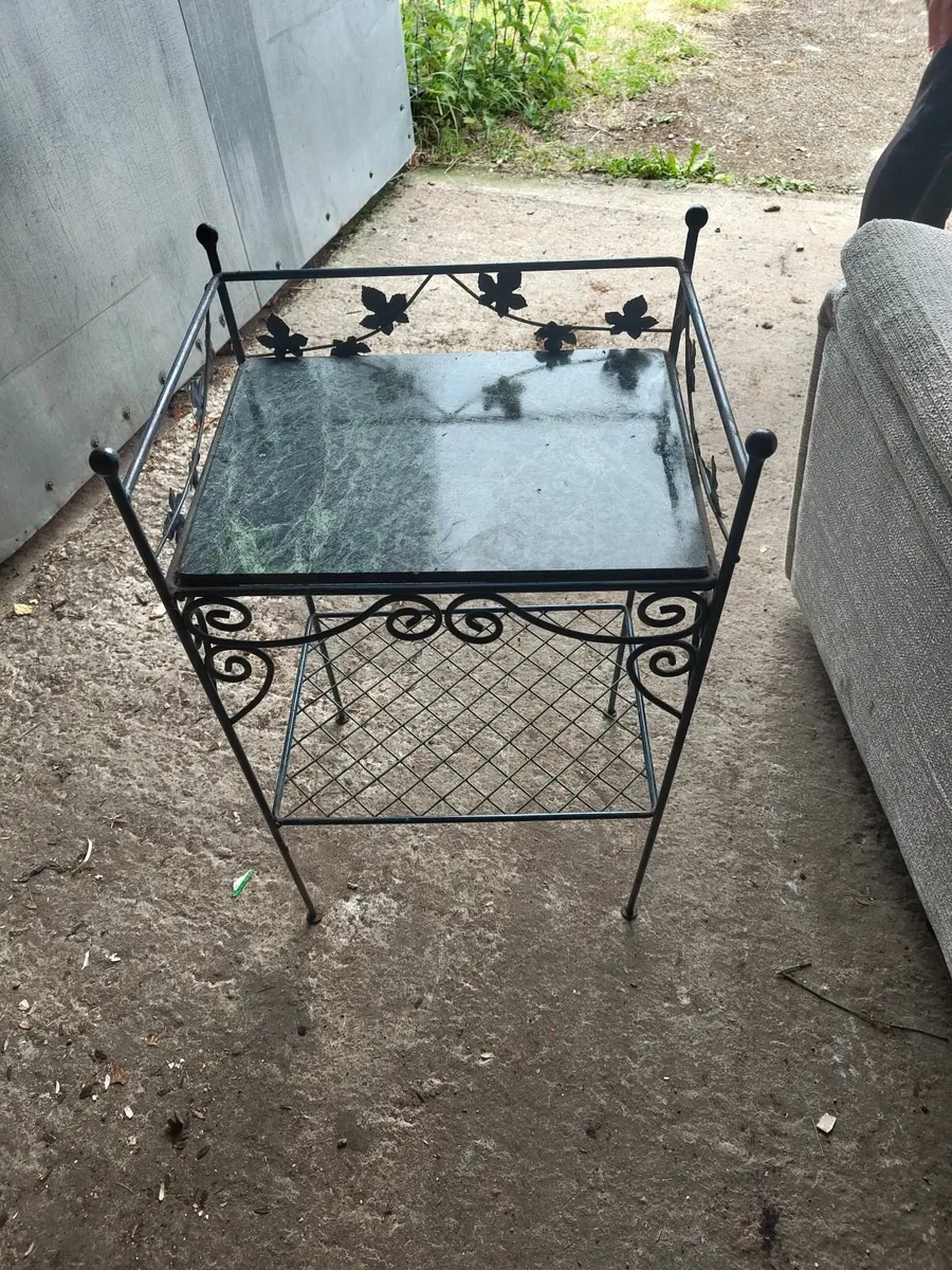 metal stand - Image 1
