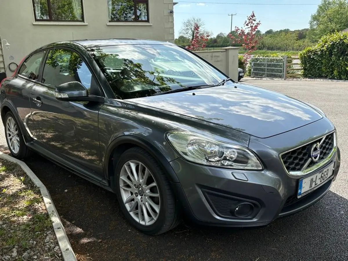 2011 Volvo C30 SE Luxury Model - Image 2
