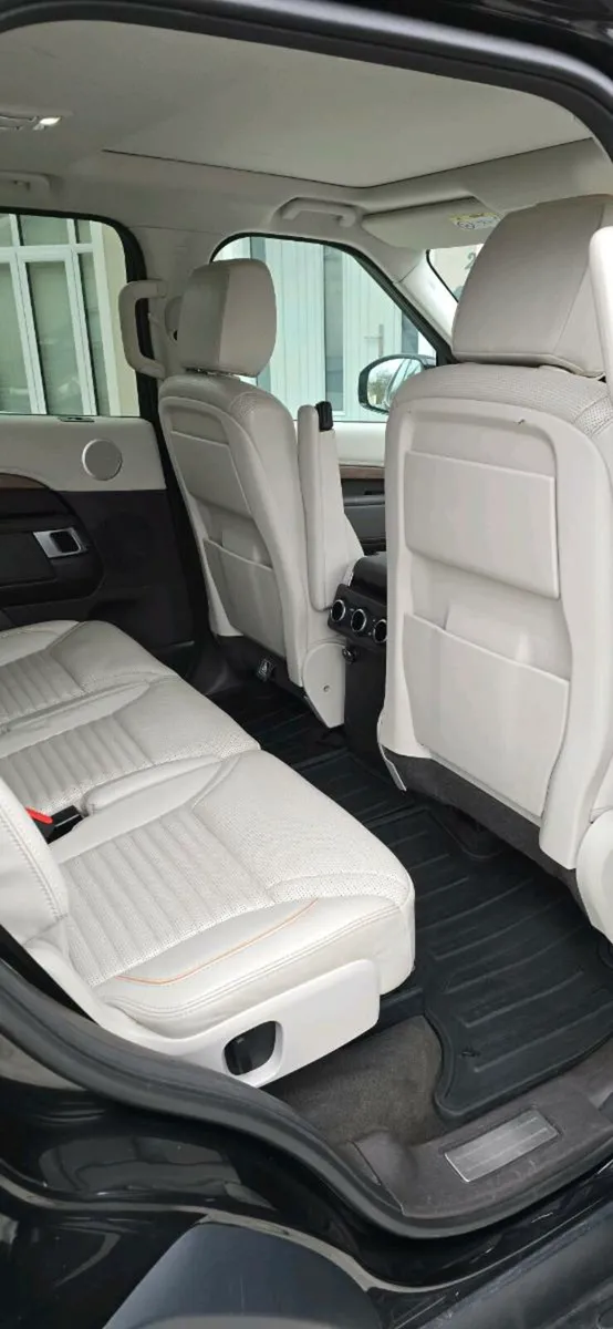 171 Land Rover Discovery HSE LUX 240bhp - Image 4