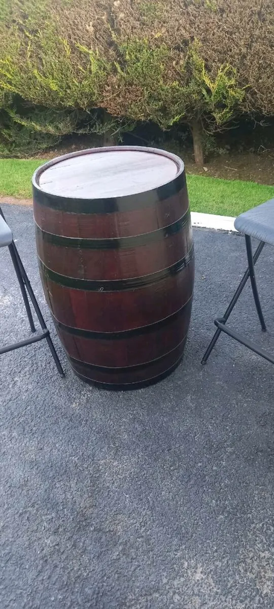 Barrel table & high stools - Image 2