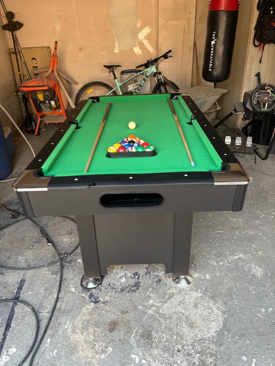 Pool table - Image 1