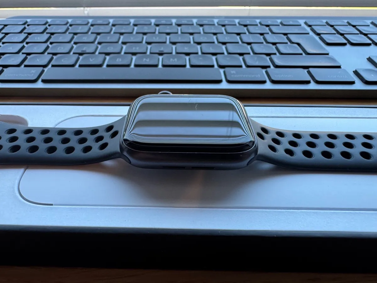 Apple Watch SE 44mm Space Grey w/ Nike Sport Band - Image 1