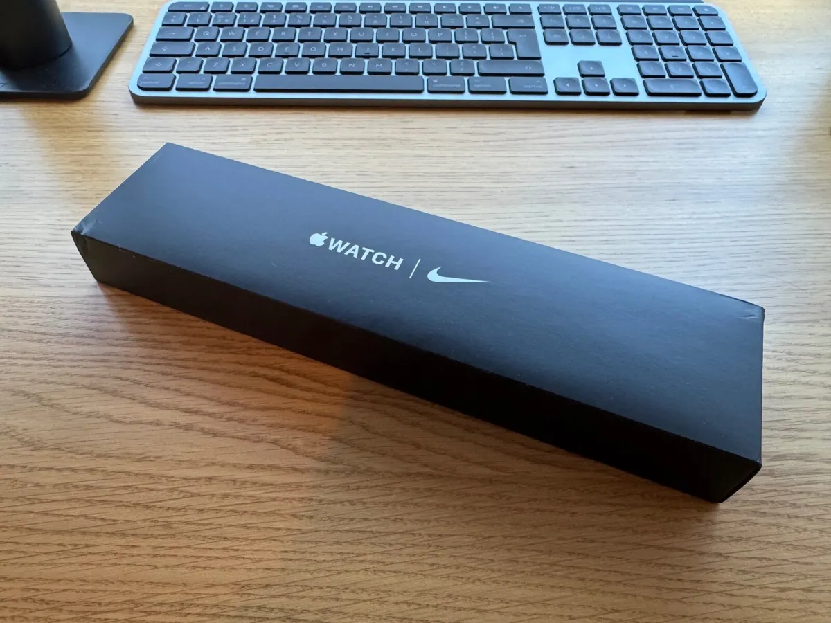 Apple Watch SE 44mm Space Grey w/ Nike Sport Band - Image 3