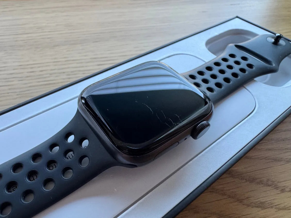 Apple Watch SE 44mm Space Grey w/ Nike Sport Band - Image 4