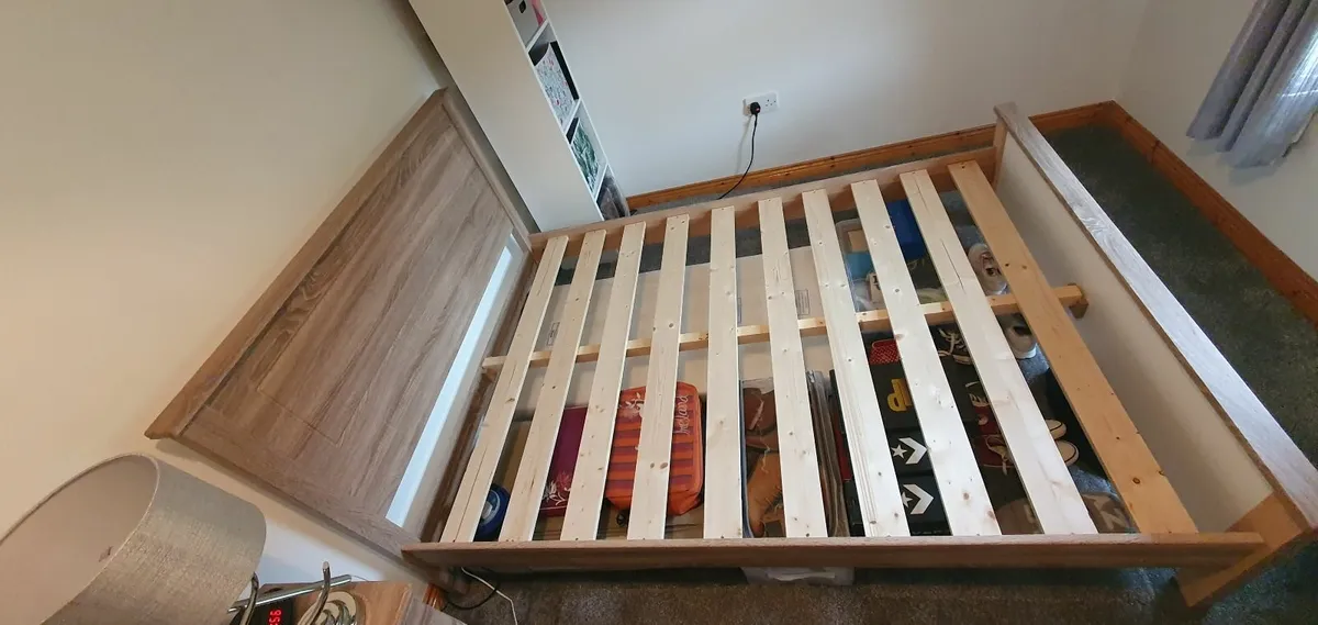 Bed and a baby cot - Image 2