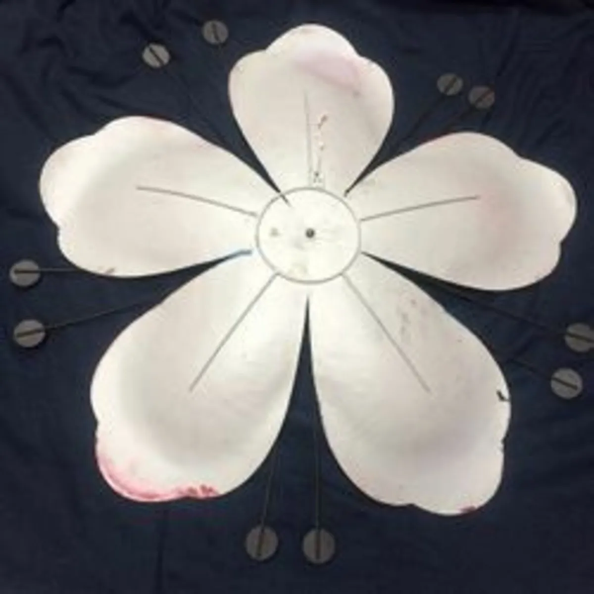 Decorative metallic flower with light reflecting - Image 4
