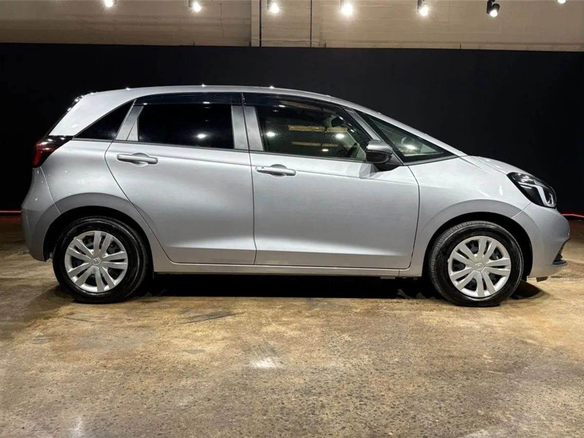 Honda Fit Very Low Mileage - E-hev - Reverse Came - Image 2