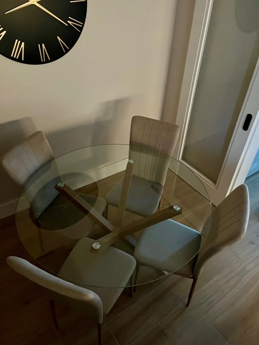 Kitchen table and chairs - Image 2