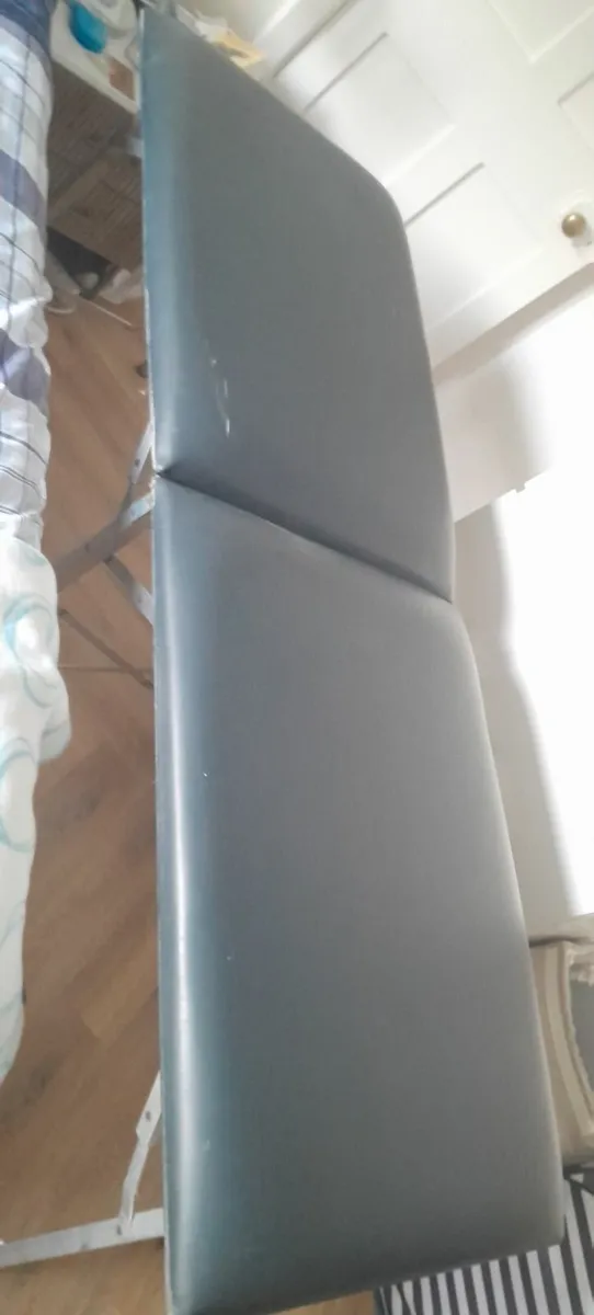 Portable massage table - Image 1