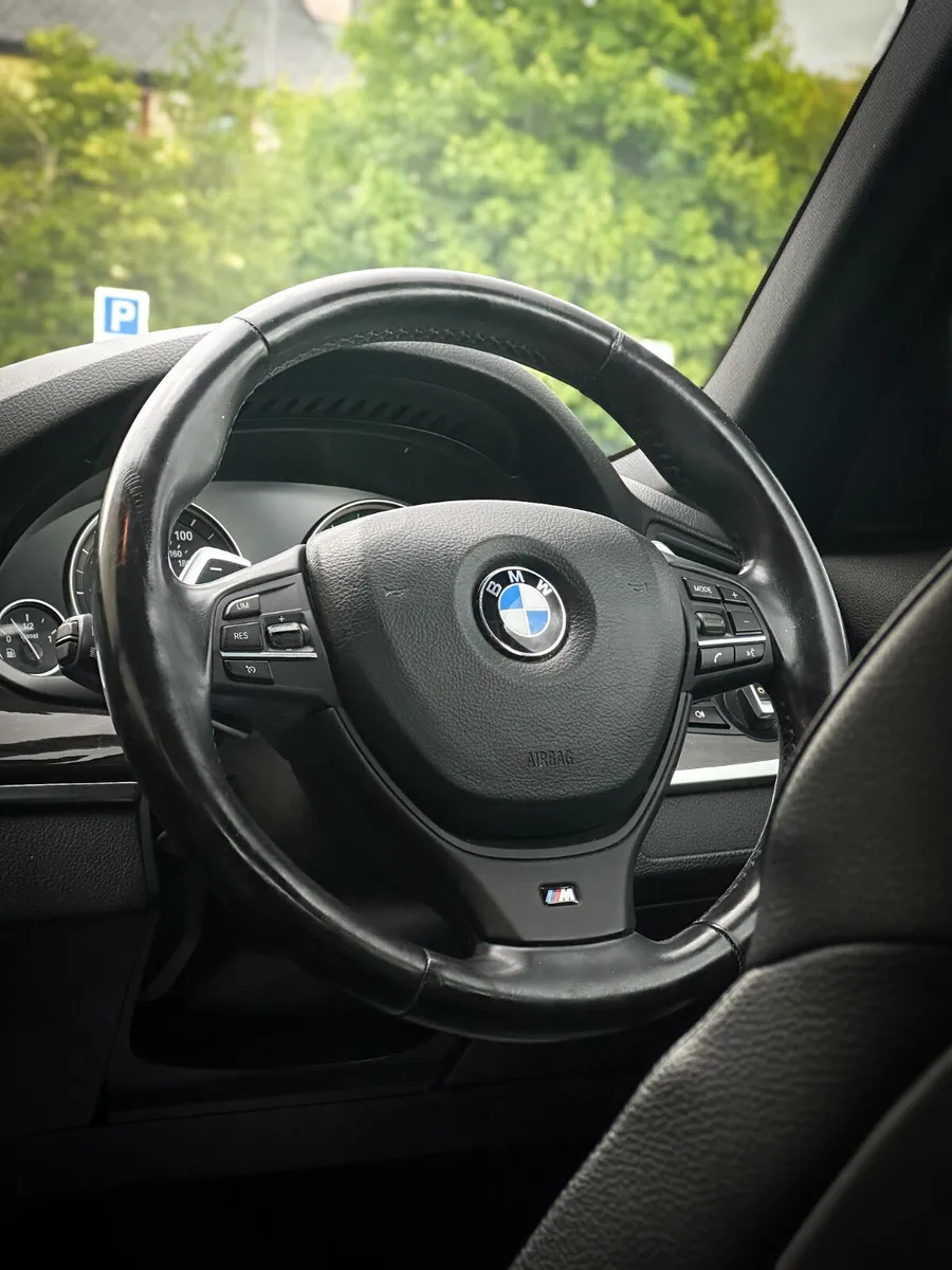 BMW 5-Series 2011 - Image 2