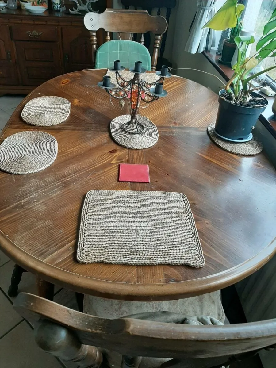 Table and 4 chairs - Image 1