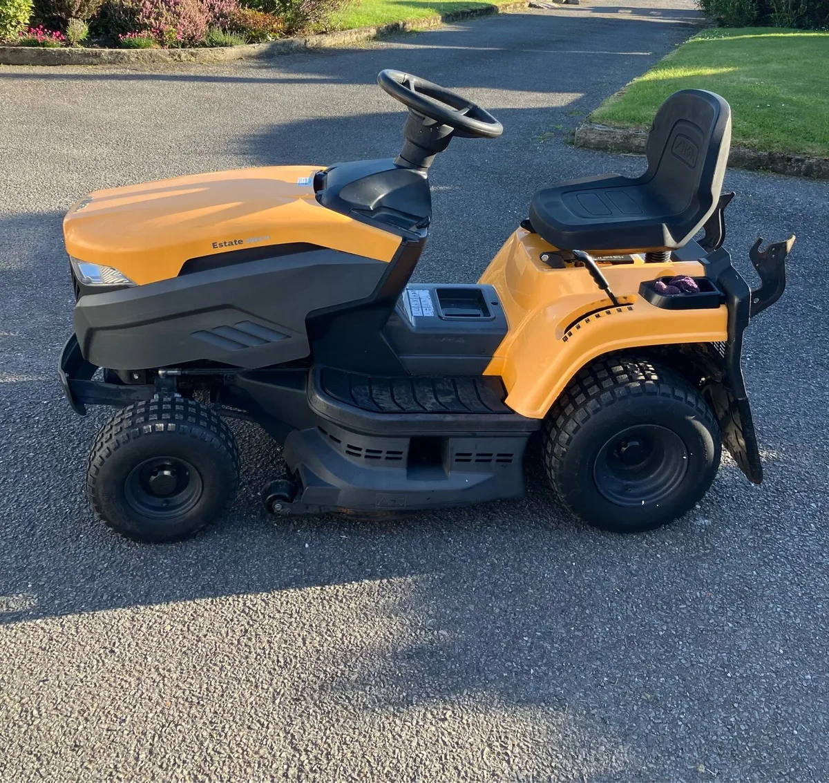 Ride on lawnmower - Image 1