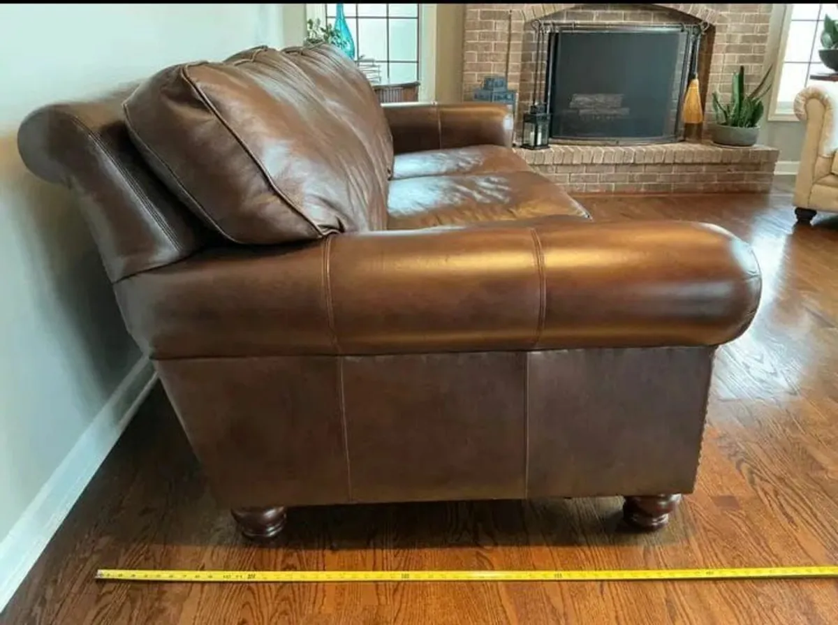 Gorgeous HIGH QUALITY custom made leather couch - Image 4