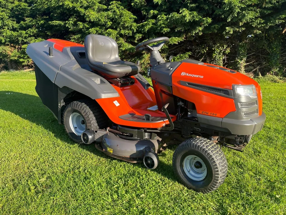 Husqvarna 19hp 42inch cut ride on lawnmower - Image 1