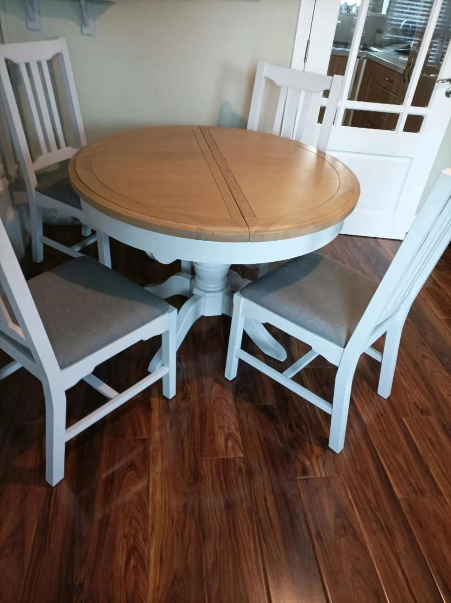 Table and chairs - Image 1
