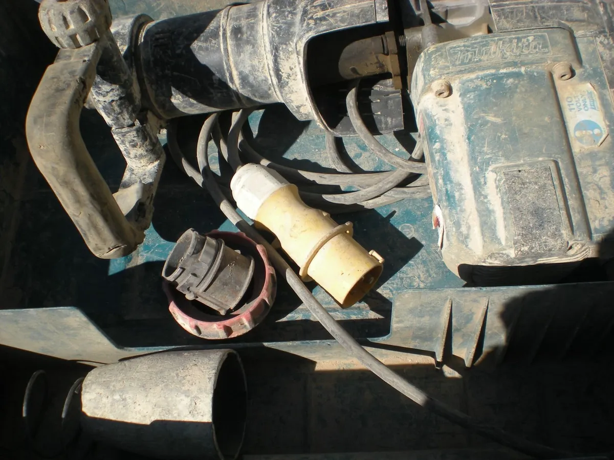 Makita  HM1202C   Hammer   110V.