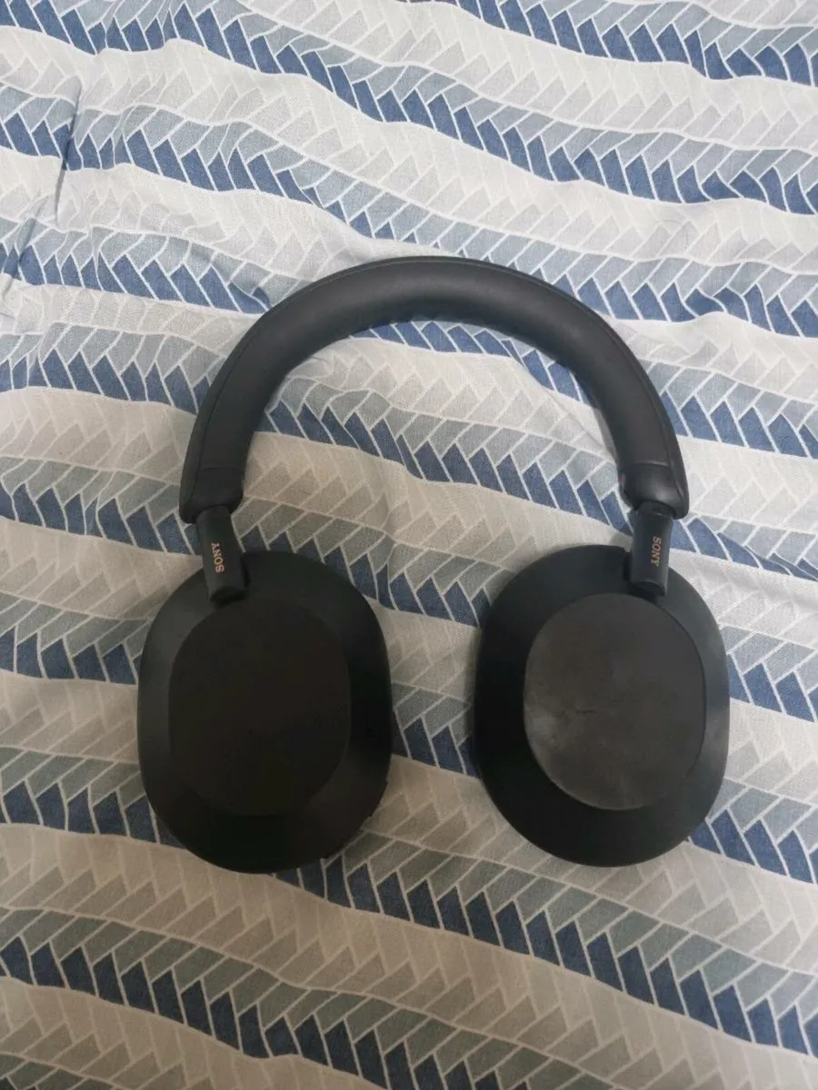 Sony XM5 headphones - Image 1