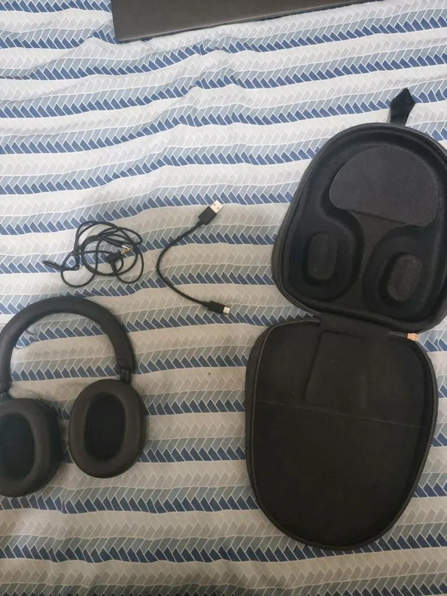 Sony XM5 headphones - Image 2