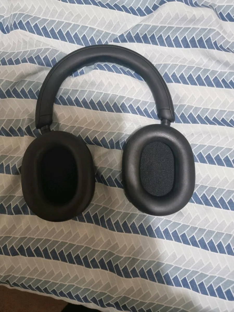 Sony XM5 headphones - Image 3