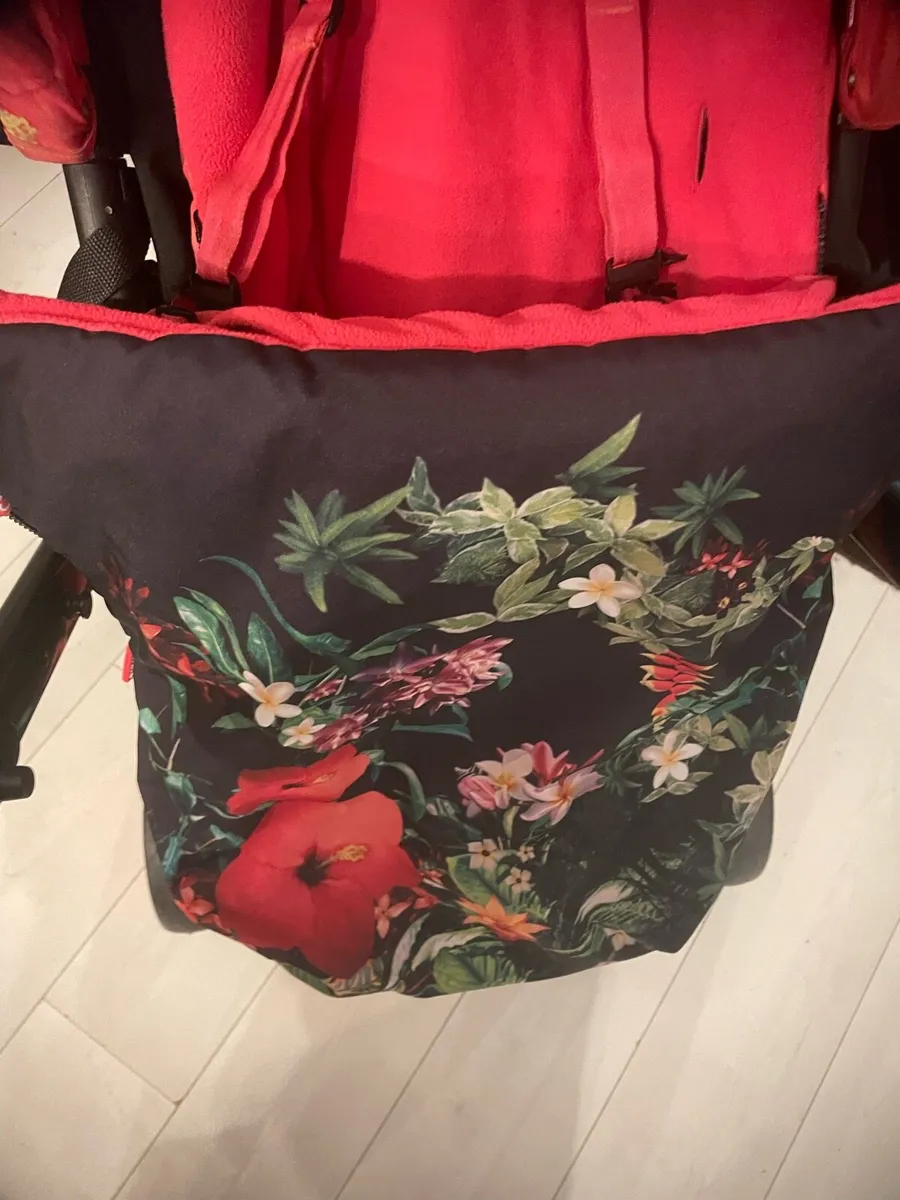 Cosatto red floral travel system - Image 4