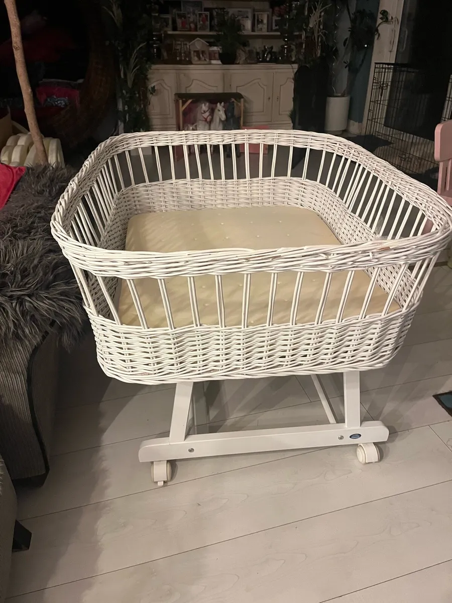 White wicker bassinet with stand - Image 1