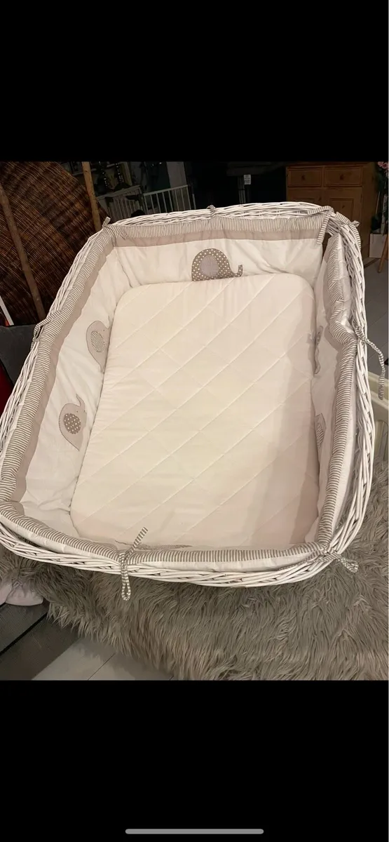 White wicker bassinet with stand - Image 2