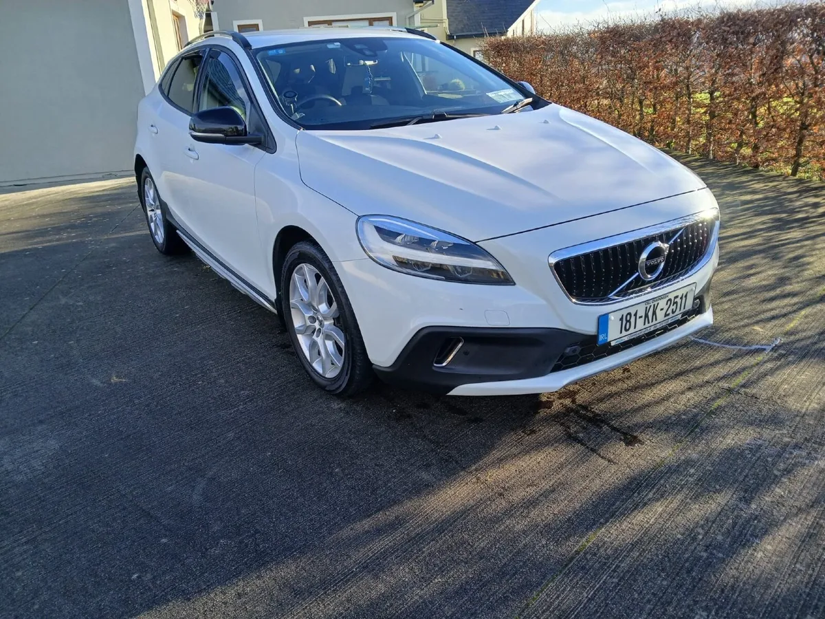 Volvo V40 2018 - Image 2