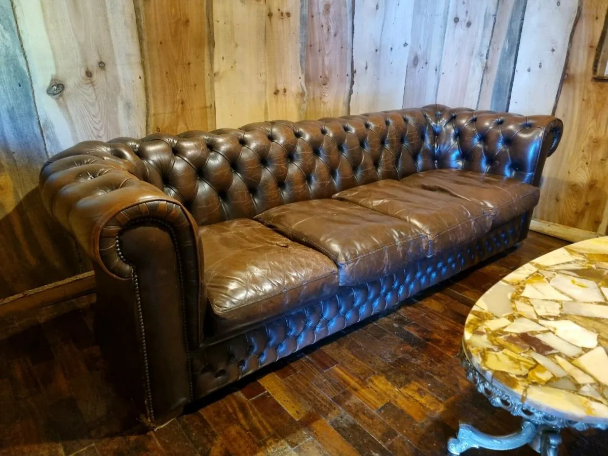 Large 4 Seater Chesterfield Club Sofa - Image 3