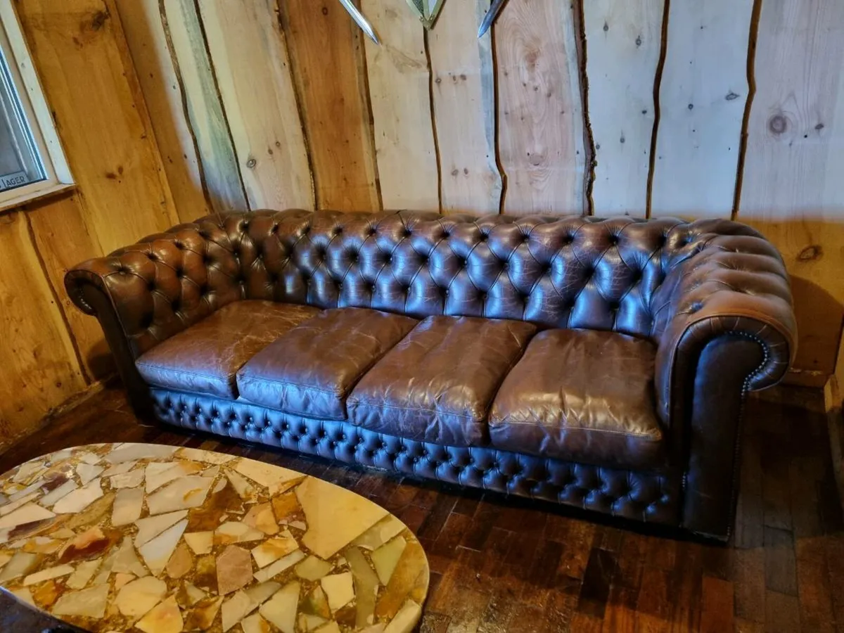 Large 4 Seater Chesterfield Club Sofa - Image 4