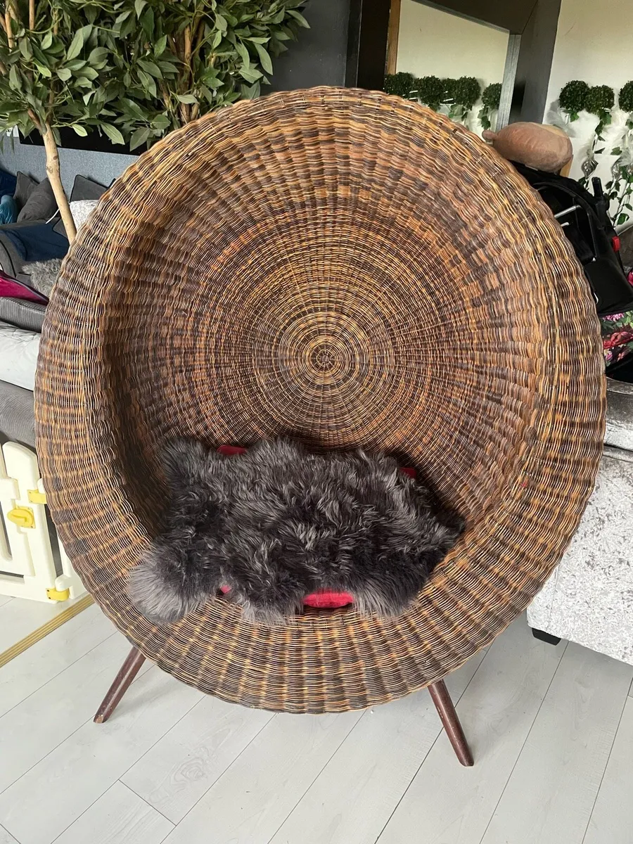 Brown circular wicker love seat - Image 1
